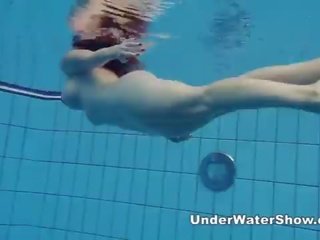 Redheaded koekje zwemmen naakt in de zwembad
