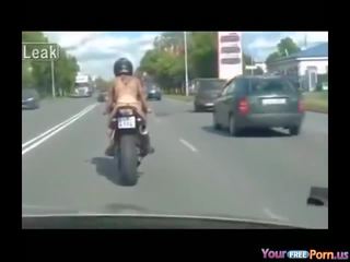 Оголена на motorcycle