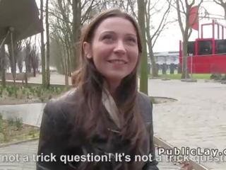 Belgisch hottie zuigt putz in publiek