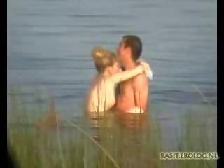 Paar captured sisse a lake