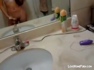 Encantador jovem asiática masturbação em o casa de banho