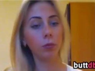 Sexy blonda face anal cu o vibrator