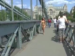 Gal naken tereza klipp henne utmerket kroppen på offentlig gater