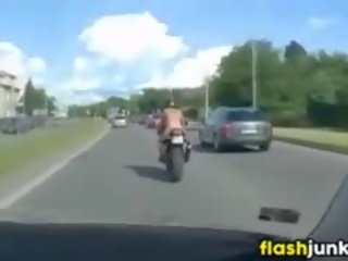 Ülaosata tätoveeritud tšikk ratsutamine a motorcycle
