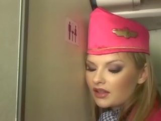 Pěkný blondýnka letuška sání phallus onboard