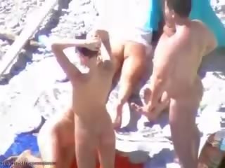 Zonnebaden strand sletten hebben sommige tiener groep vies film plezier