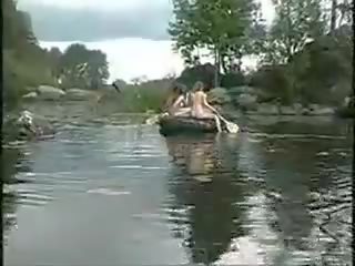 Три голям момичета нудисти момичета в на джунгла на лодка за убождане лов