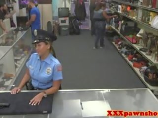 Ekte pawnshop skitten klipp med bigass politi i uniform