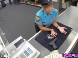 Polisiýa officer couldnt hock her ýarag