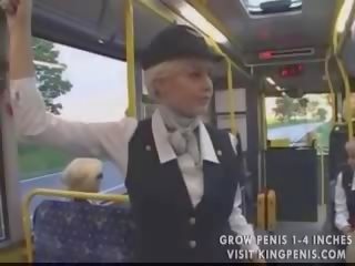 Gjoksmadhe stjuardesë publike stimulim me dorë në the autobuz
