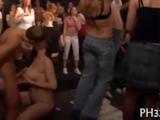 I vështirë core seks simultan në natë klub
