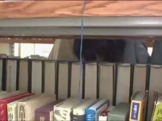 Mladý med tápal v knihovna