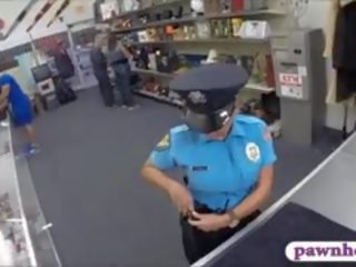 Lassie поліція офіцер трахкав по pawnkeeper усередині в pawnshop
