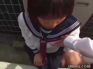Japonesa adolescente en un sra al aire libre mamada diversión