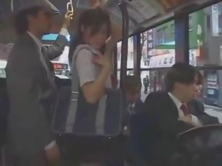 Asiatisch teenager göttin befummelt im bus von gruppe