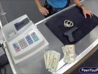Polizia ufficiale pawns suo fica e avuto pestate per soldi