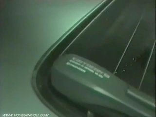 Kemény xxx csipesz -ban a autó van captured által egy meglesés kamera