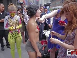 Gruppe von nackt menschen erhalten painted im vorderseite von publ
