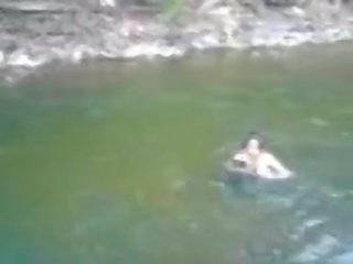 Groovy و مفلس الهاوي في سن المراهقة بريمادونا سباحة عار في ال نهر - fuckmehard.club