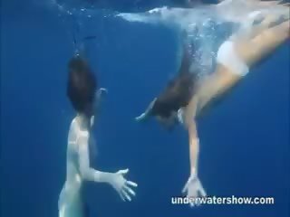 Nastya a masha jsou plavání akt v the moře