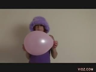 Enticing καριόλα τριψίματα μούτρο κατά μπαλόνι