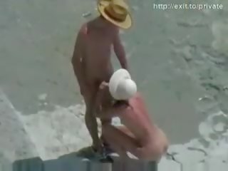 Kails pludmale sekss filma groovy amatieri pāris