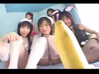 Asiatiskapojke bananen