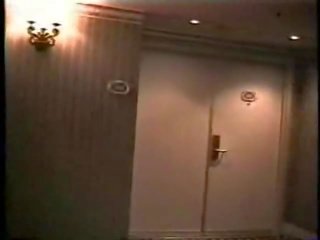 Keselamatan guard mengongkek panggilan gadis dalam hotel hallway