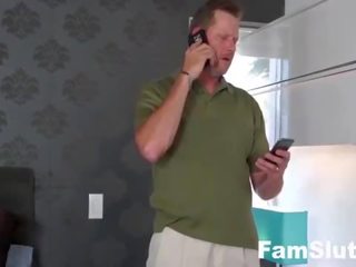 E adhurueshme adoleshent fucks step-dad në shkoj telefon prapa | famslut.com