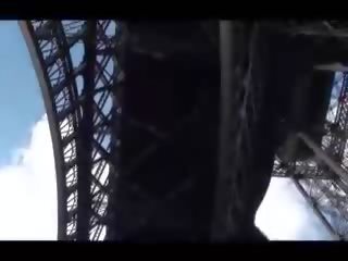 Eiffel tower jemagat öňünde ulylar uçin film video