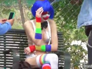 Tonårs mikayla den clownen movs främling henne borrat bröstvårtor