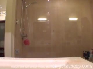 Amateur hogeschool tiener filming haarzelf masturberen showering scheren