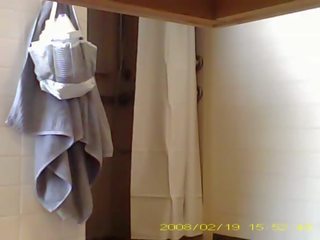การสอดแนม bewitching 19 ปี เก่า หญิง showering ใน หอพัก ห้องน้ำ