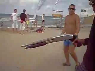 Koppel betrapt neuken op de strand tonen