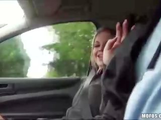Lascivious krievi mazulīte hitchhiker fucked