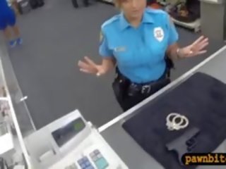 巨大 胸部 警察 軍官 pawns 她的 的陰戶 和 性交