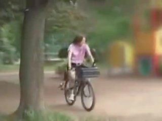 Japonesa adolescente masturbado mientras cabalgando un specially modified x calificación película bike!