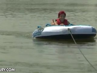 Babaca febre: ruiva fodida um tanto buracos em um barco