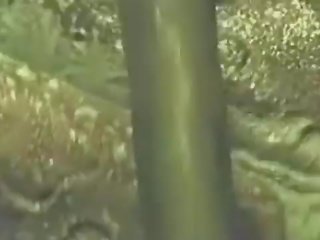 Tentakel monster attacks vrouw in bos