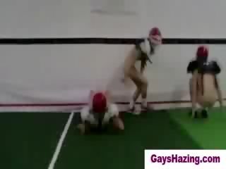 Hetro jongens gemaakt naar spelen naakt football door homos
