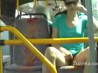 Zuzinka touches seg selv på en buss