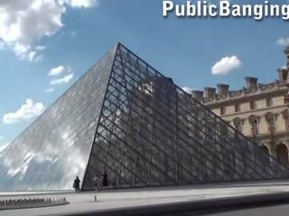 Louvre museum veřejné skupina porno trojice