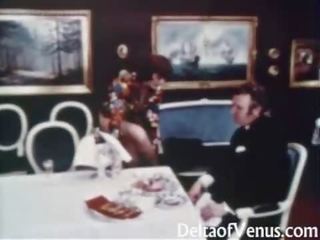 Wijnoogst vies klem 1960s - harig rijpere brunette - tafel voor drie