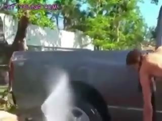 Pusaudze lesbiete automašīna mazgāšana