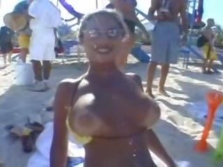 Glorious Bodybuilder Chick At The Beach Can set up Her Titties Jump