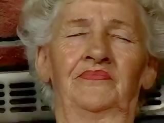 Paros bunicuta iubește dildo-uri