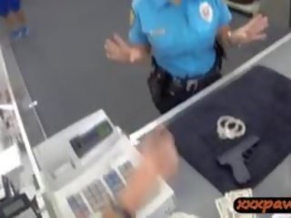 Lassie поліція офіцер отримує прицвяхований в a pawnshop для заробляти готівка