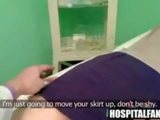 Foxy brunette pasient blir massert av henne medisinsk mann