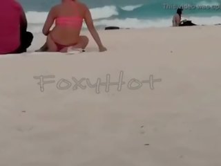 Mostrando el culo en tanga por la playa y calentando ein hombres&comma; solo dos se animaron ein tocarme&comma; zeigen completo en xvideos rot