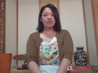 Mollig full-blown japans kindje houdt putz indoors en buitenshuis